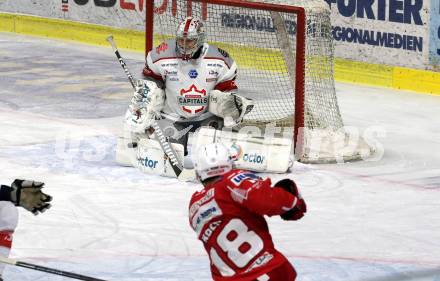EBEL. Eishockey Bundesliga. KAC gegen	Bratislava Capitals. Thomas Koch, (KAC), Samuel Baros  (Bratislava). Klagenfurt, am 10.1.2021.
Foto: Kuess
www.qspictures.net

---
pressefotos, pressefotografie, kuess, qs, qspictures, sport, bild, bilder, bilddatenbank