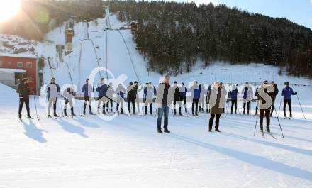 Fussball 2. Liga. Langlauf. Training SK Austria Klagenfurt.   Begruessung durch Villachs Stadtrat Harald Sobe. Villach, Alpenarena, am 20.1.2021.
Foto: Kuess
---
pressefotos, pressefotografie, kuess, qs, qspictures, sport, bild, bilder, bilddatenbank
