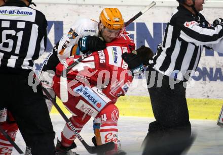 EBEL. Eishockey Bundesliga. KAC gegen	Black Wings 1992 Linz. Steven Strong,  (KAC), Alexander Lahoda (Linz). Klagenfurt, am 24.1.2021.
Foto: Kuess
www.qspictures.net

---
pressefotos, pressefotografie, kuess, qs, qspictures, sport, bild, bilder, bilddatenbank