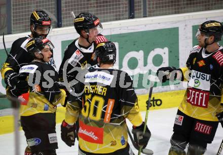 EBEL. Eishockey Bundesliga. VSV gegen Vienna Capitals.   Torjubel Patrick Antal, Darren Archibald, Ty Loney, Mario Fischer, Patrick Peter (Vienna Capitals). Villach, am 2.2.2021.
Foto: Kuess
www.qspictures.net
---
pressefotos, pressefotografie, kuess, qs, qspictures, sport, bild, bilder, bilddatenbank