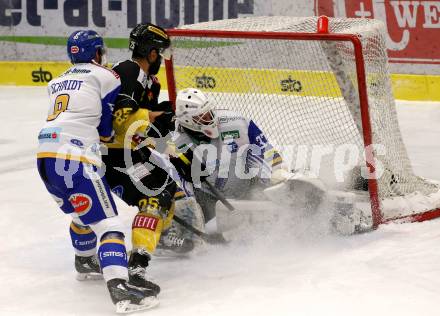 EBEL. Eishockey Bundesliga. VSV gegen Vienna Capitals.  Kevin Schmidt, Kristers Gudlevskis, (VSV), Darren Archibald  (Vienna Capitals). Villach, am 2.2.2021.
Foto: Kuess
www.qspictures.net
---
pressefotos, pressefotografie, kuess, qs, qspictures, sport, bild, bilder, bilddatenbank