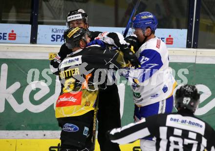 EBEL. Eishockey Bundesliga. VSV gegen Vienna Capitals.  Scott Kosmachuk,  (VSV), Rafael Rotter (Vienna Capitals). Villach, am 2.2.2021.
Foto: Kuess
www.qspictures.net
---
pressefotos, pressefotografie, kuess, qs, qspictures, sport, bild, bilder, bilddatenbank