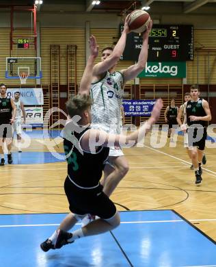 Basketball Zweite Liga 2020/2021. Grunddurchgang 18. Runde. KOS Celovec gegen Union Deutsch Wagram Alligators. Lovro Fizuleto (KOS Celovec),  Mark Laurencik (Union Deutsch Wagram Alligators). Klagenfurt, am 6.2.2021.
Foto: Kuess
www.qspictures.net

---
pressefotos, pressefotografie, kuess, qs, qspictures, sport, bild, bilder, bilddatenbank