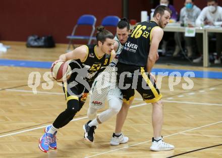 Basketball Zweite Liga 2020/2021. Grunddurchgang 20. Runde. KOS Celovec gegen  Fuerstenfeld Panthers.  Anze Kos (KOS Celovec), Adnan Hajder, Maximilian Kunovjanek (Fuerstenfeld). Klagenfurt, am 20.2.2021.
Foto: Kuess
www.qspictures.net

---
pressefotos, pressefotografie, kuess, qs, qspictures, sport, bild, bilder, bilddatenbank