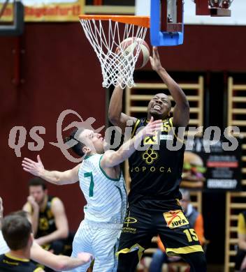Basketball Zweite Liga 2020/2021. Grunddurchgang 20. Runde. KOS Celovec gegen  Fuerstenfeld Panthers. Anze Kos (KOS Celovec), David A. O. Akibo (Fuerstenfeld). Klagenfurt, am 20.2.2021.
Foto: Kuess
www.qspictures.net

---
pressefotos, pressefotografie, kuess, qs, qspictures, sport, bild, bilder, bilddatenbank