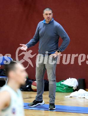 Basketball Zweite Liga 2020/2021. Grunddurchgang 20. Runde. KOS Celovec gegen  Fuerstenfeld Panthers. Trainer Andrej Bozic (KOS Celovec). Klagenfurt, am 20.2.2021.
Foto: Kuess
www.qspictures.net

---
pressefotos, pressefotografie, kuess, qs, qspictures, sport, bild, bilder, bilddatenbank