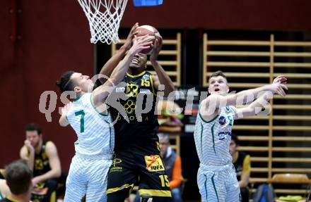 Basketball Zweite Liga 2020/2021. Grunddurchgang 20. Runde. KOS Celovec gegen  Fuerstenfeld Panthers. Anze Kos, Jernej Heine Andolsek (KOS Celovec), David A. O. Akibo (Fuerstenfeld). Klagenfurt, am 20.2.2021.
Foto: Kuess
www.qspictures.net

---
pressefotos, pressefotografie, kuess, qs, qspictures, sport, bild, bilder, bilddatenbank