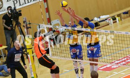 Volleyball. Austria Volley Cup. HCup. SK Zadruga Aich/Dob gegen VCA Amstetten.  Blazej PODLESNY, Victor Hugo MIRANDA de ALCANTARA (Aich/Dob),  Fabian Kriener (Amstetten). Bleiburg, am 21.2.2021.
Foto: Kuess
www.qspictures.net
---
pressefotos, pressefotografie, kuess, qs, qspictures, sport, bild, bilder, bilddatenbank