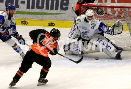 EBEL. Eishockey Bundesliga. VSV gegen Moser Medical Graz 99ers.  Alexander Schmidt,  (VSV), Ken Ograjensek (Graz). Villach, am 23.2.2021.
Foto: Kuess
www.qspictures.net
---
pressefotos, pressefotografie, kuess, qs, qspictures, sport, bild, bilder, bilddatenbank