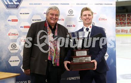 Eishockey Bundesliga. Uebergabe der Ron Kennedy Trophy fuer den MosT Valuable Player. Karl Safron, Sebastian Dahm. Klagenfurt, am 12.3.2021.
Foto: Kuess
---
pressefotos, pressefotografie, kuess, qs, qspictures, sport, bild, bilder, bilddatenbank