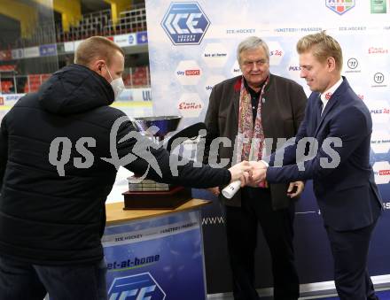 Eishockey Bundesliga. Uebergabe der Ron Kennedy Trophy fuer den MosT Valuable Player. Karl Safron, Sebastian Dahm. Klagenfurt, am 12.3.2021.
Foto: Kuess
---
pressefotos, pressefotografie, kuess, qs, qspictures, sport, bild, bilder, bilddatenbank