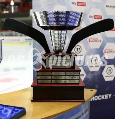 Eishockey Bundesliga. Uebergabe der Ron Kennedy Trophy fuer den MosT Valuable Player. Karl Safron, Sebastian Dahm. Klagenfurt, am 12.3.2021.
Foto: Kuess
---
pressefotos, pressefotografie, kuess, qs, qspictures, sport, bild, bilder, bilddatenbank