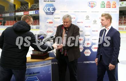 Eishockey Bundesliga. Uebergabe der Ron Kennedy Trophy fuer den MosT Valuable Player. Karl Safron, Sebastian Dahm. Klagenfurt, am 12.3.2021.
Foto: Kuess
---
pressefotos, pressefotografie, kuess, qs, qspictures, sport, bild, bilder, bilddatenbank