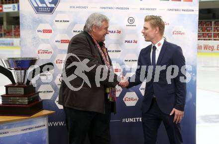 Eishockey Bundesliga. Uebergabe der Ron Kennedy Trophy fuer den MosT Valuable Player. Karl Safron, Sebastian Dahm. Klagenfurt, am 12.3.2021.
Foto: Kuess
---
pressefotos, pressefotografie, kuess, qs, qspictures, sport, bild, bilder, bilddatenbank