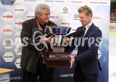 Eishockey Bundesliga. Uebergabe der Ron Kennedy Trophy fuer den MosT Valuable Player. Karl Safron, Sebastian Dahm. Klagenfurt, am 12.3.2021.
Foto: Kuess
---
pressefotos, pressefotografie, kuess, qs, qspictures, sport, bild, bilder, bilddatenbank
