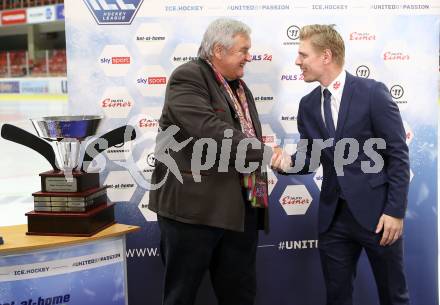 Eishockey Bundesliga. Uebergabe der Ron Kennedy Trophy fuer den MosT Valuable Player. Karl Safron, Sebastian Dahm. Klagenfurt, am 12.3.2021.
Foto: Kuess
---
pressefotos, pressefotografie, kuess, qs, qspictures, sport, bild, bilder, bilddatenbank