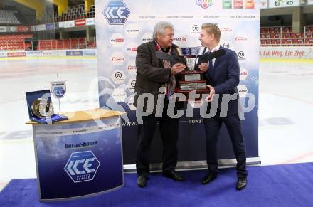 Eishockey Bundesliga. Uebergabe der Ron Kennedy Trophy fuer den MosT Valuable Player. Karl Safron, Sebastian Dahm. Klagenfurt, am 12.3.2021.
Foto: Kuess
---
pressefotos, pressefotografie, kuess, qs, qspictures, sport, bild, bilder, bilddatenbank