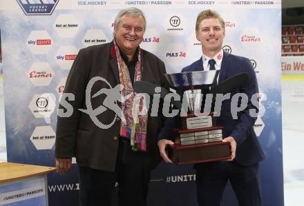 Eishockey Bundesliga. Uebergabe der Ron Kennedy Trophy fuer den MosT Valuable Player. Karl Safron, Sebastian Dahm. Klagenfurt, am 12.3.2021.
Foto: Kuess
---
pressefotos, pressefotografie, kuess, qs, qspictures, sport, bild, bilder, bilddatenbank