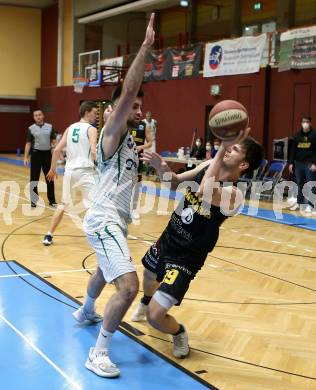 Basketball Zweite Liga 2020/2021. Grunddurchgang 22. Runde. KOS Celovec gegen  Guessing/Jennersdorf Blackbirds. Marin Sliskovic,  (KOS Celovec),  Jakob Ernst (Blackbirds). Klagenfurt, am 13.3.2021.
Foto: Kuess
www.qspictures.net

---
pressefotos, pressefotografie, kuess, qs, qspictures, sport, bild, bilder, bilddatenbank