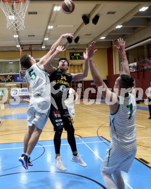 Basketball Zweite Liga 2020/2021. Grunddurchgang 22. Runde. KOS Celovec gegen  Guessing/Jennersdorf Blackbirds. Andi Smrtnik, Anze Kos, (KOS Celovec), Christoph Astl  (Blackbirds). Klagenfurt, am 13.3.2021.
Foto: Kuess
www.qspictures.net

---
pressefotos, pressefotografie, kuess, qs, qspictures, sport, bild, bilder, bilddatenbank