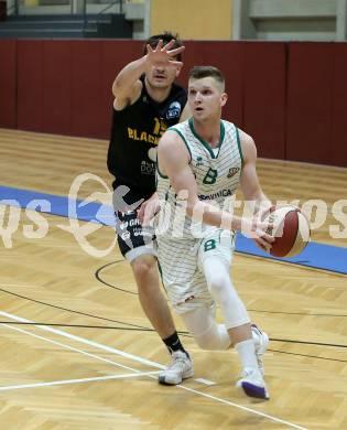 Basketball Zweite Liga 2020/2021. Grunddurchgang 22. Runde. KOS Celovec gegen  Guessing/Jennersdorf Blackbirds. Jernej Andolsek Heine, (KOS Celovec), Jakob Ernst   (Blackbirds). Klagenfurt, am 13.3.2021.
Foto: Kuess
www.qspictures.net

---
pressefotos, pressefotografie, kuess, qs, qspictures, sport, bild, bilder, bilddatenbank