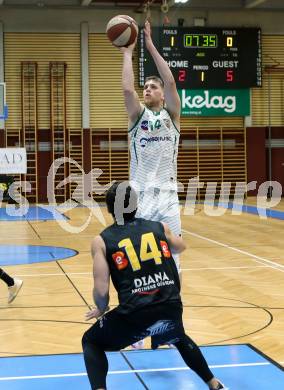 Basketball Zweite Liga 2020/2021. Grunddurchgang 22. Runde. KOS Celovec gegen  Guessing/Jennersdorf Blackbirds. Lovro Fizuleto,  (KOS Celovec),  Christoph Astl (Blackbirds). Klagenfurt, am 13.3.2021.
Foto: Kuess
www.qspictures.net

---
pressefotos, pressefotografie, kuess, qs, qspictures, sport, bild, bilder, bilddatenbank