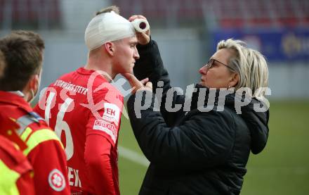 Fussball 2. Liga. SK Austria Klagenfurt gegen  SK Vorwaerts Steyr.  Paul Sahanek verletzt (Steyr), Christiane Loinig. Klagenfurt, am 20.3.2021.
Foto: Kuess
www.qspictures.net
---
pressefotos, pressefotografie, kuess, qs, qspictures, sport, bild, bilder, bilddatenbank
