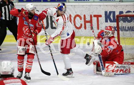 EBEL. Eishockey Bundesliga. KAC gegen	EC Red Bull Salzburg. Rok Ticar, Sebastian Dahm,  (KAC),  Alexander Rauchenwald (Salzburg). Klagenfurt, am 1.4.2021.
Foto: Kuess
www.qspictures.net

---
pressefotos, pressefotografie, kuess, qs, qspictures, sport, bild, bilder, bilddatenbank