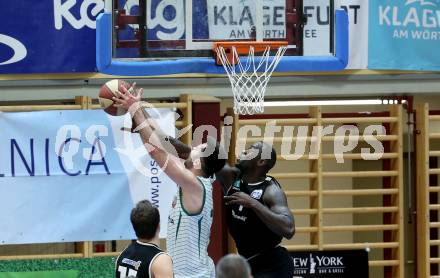 Basketball Zweite Liga 2020/2021. Playoffs. VF2. KOS Celovec gegen  Raiders Tirol. Marin Sliskovic (KOS Celovec), John Franklyn Gardiner (Tirol). Klagenfurt, am 3.4.2021.
Foto: Kuess
www.qspictures.net

---
pressefotos, pressefotografie, kuess, qs, qspictures, sport, bild, bilder, bilddatenbank