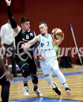 Basketball Zweite Liga 2020/2021. Playoffs. VF2. KOS Celovec gegen  Raiders Tirol. Anze Kos (KOS Celovec), Stefan Oberhauser (Tirol). Klagenfurt, am 3.4.2021.
Foto: Kuess
www.qspictures.net

---
pressefotos, pressefotografie, kuess, qs, qspictures, sport, bild, bilder, bilddatenbank