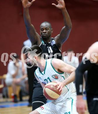Basketball Zweite Liga 2020/2021. Playoffs. VF2. KOS Celovec gegen  Raiders Tirol. Marin Sliskovic (KOS Celovec), John Franklyn Gardiner (Tirol). Klagenfurt, am 3.4.2021.
Foto: Kuess
www.qspictures.net

---
pressefotos, pressefotografie, kuess, qs, qspictures, sport, bild, bilder, bilddatenbank