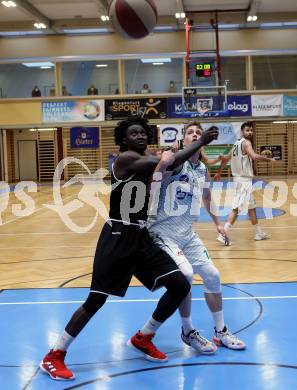 Basketball Zweite Liga 2020/2021. Playoffs. VF2. KOS Celovec gegen  Raiders Tirol. Lovro Fizuleto (KOS Celovec), Mansata Cisse (Tirol). Klagenfurt, am 3.4.2021.
Foto: Kuess
www.qspictures.net

---
pressefotos, pressefotografie, kuess, qs, qspictures, sport, bild, bilder, bilddatenbank