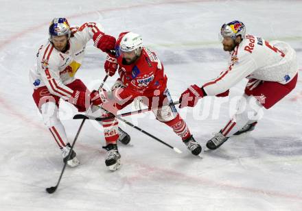 EBEL. Eishockey Bundesliga. KAC gegen	EC Red Bull Salzburg. Steven Strong, (KAC),  Alexander Rauchenwald, Thomas Raffl  (Salzburg). Klagenfurt, am 5.4.2021.
Foto: Kuess
www.qspictures.net

---
pressefotos, pressefotografie, kuess, qs, qspictures, sport, bild, bilder, bilddatenbank