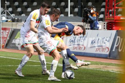 Fussball. Bundesliga. RZ Pellets WAC gegen FC Red Bull Salzburg. Guram Giorbelidze, Luka Lochoshvili,  (WAC), Mergim Berisha (Salzburg). Wolfsberg, am 25.4.2021.
Foto: Kuess
www.qspictures.net

---
pressefotos, pressefotografie, kuess, qs, qspictures, sport, bild, bilder, bilddatenbank