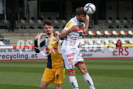 Fussball. Bundesliga. RZ Pellets WAC gegen FC Red Bull Salzburg. Dominik Baumgartner,  (WAC), Mergim Berisha (Salzburg). Wolfsberg, am 25.4.2021.
Foto: Kuess
www.qspictures.net

---
pressefotos, pressefotografie, kuess, qs, qspictures, sport, bild, bilder, bilddatenbank