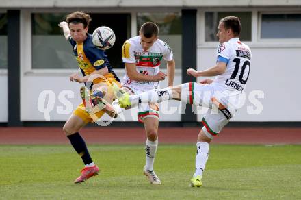 Fussball. Bundesliga. RZ Pellets WAC gegen FC Red Bull Salzburg. Adis Jasic, Michael Liendl,  (WAC), Brenden Russell Aaronson (Salzburg). Wolfsberg, am 25.4.2021.
Foto: Kuess
www.qspictures.net

---
pressefotos, pressefotografie, kuess, qs, qspictures, sport, bild, bilder, bilddatenbank