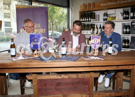 Fussball 2. Liga. SK Austria Klagenfurt. Vertragsunterzeichnung mit Hirter Bier. Klagenfurt, am 28.4.2021.
Foto: Kuess
www.qspictures.net
---
pressefotos, pressefotografie, kuess, qs, qspictures, sport, bild, bilder, bilddatenbank