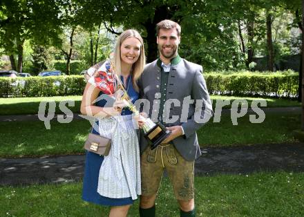 EBEL. Eishockey Bundesliga. KAC. Wahl zum Kaerntner Eishockey  Superstar.  Martin Schumnig mit Freundin Sara. Klagenfurt, am 17.5.2021.
Foto: Kuess 
www.qspictures.net

---
pressefotos, pressefotografie, kuess, qs, qspictures, sport, bild, bilder, bilddatenbank