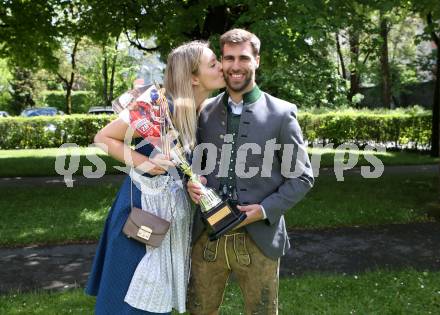 EBEL. Eishockey Bundesliga. KAC. Wahl zum Kaerntner Eishockey  Superstar.  Martin Schumnig mit Freundin Sara. Klagenfurt, am 17.5.2021.
Foto: Kuess 
www.qspictures.net

---
pressefotos, pressefotografie, kuess, qs, qspictures, sport, bild, bilder, bilddatenbank