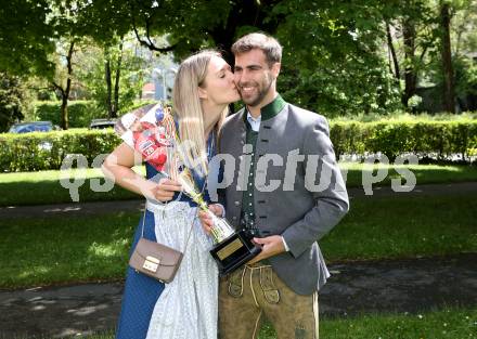 EBEL. Eishockey Bundesliga. KAC. Wahl zum Kaerntner Eishockey  Superstar.  Martin Schumnig mit Freundin Sara. Klagenfurt, am 17.5.2021.
Foto: Kuess 
www.qspictures.net

---
pressefotos, pressefotografie, kuess, qs, qspictures, sport, bild, bilder, bilddatenbank