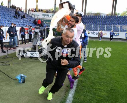 Fussball. Bundesliga Relegation. St. Poelten gegen SK Austria Klagenfurt .   Meisterjubel Austria Klagenfurt.  Trainer Peter Pacult, Kosmas Gkezos, Philipp Menzel. Klagenfurt, am 29.5.2021.
Foto: Kuess
www.qspictures.net
---
pressefotos, pressefotografie, kuess, qs, qspictures, sport, bild, bilder, bilddatenbank