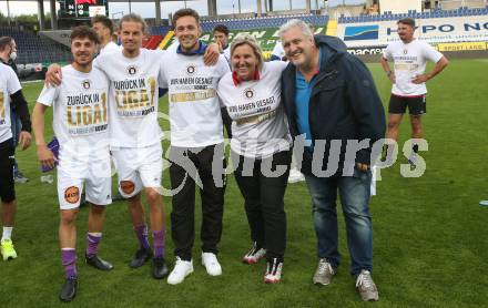 Fussball. Bundesliga Relegation. St. Poelten gegen SK Austria Klagenfurt .   Meisterjubel Austria Klagenfurt.  Simon Straudi, Patrick Greil, Oliver Markoutz, Teamaerztin Christiane Loinig. Klagenfurt, am 29.5.2021.
Foto: Kuess
www.qspictures.net
---
pressefotos, pressefotografie, kuess, qs, qspictures, sport, bild, bilder, bilddatenbank