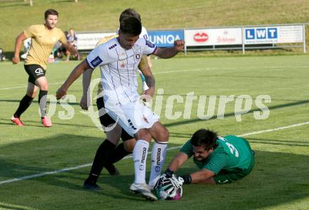 Fussball. Freundschaftsspiel. Koettmannsdorf gegen Austria Klagenfurt.   Werner Ambrosch (Koettmannsdorf),  Darijo Pecirep (Klagenfurt). Klagenfurt, am 28.6.2021.
Foto: Kuess
www.qspictures.net
---
pressefotos, pressefotografie, kuess, qs, qspictures, sport, bild, bilder, bilddatenbank