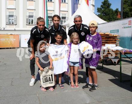 Fussball. Bundesliga. Austria Klagenfurt. Aufstiegsfeier, Mannschaftspraesentation. Patrick Greil, Alex Timossi Andersson, Markus Pink. Klagenfurt, am 10.7.2021.
Foto: Kuess
www.qspictures.net
---
pressefotos, pressefotografie, kuess, qs, qspictures, sport, bild, bilder, bilddatenbank
