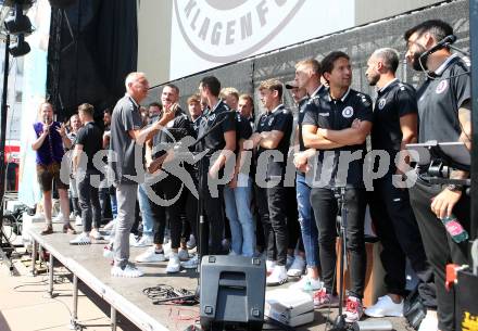 Fussball. Bundesliga. Austria Klagenfurt. Aufstiegsfeier, Mannschaftspraesentation.  Trainer Peter Pacult . Klagenfurt, am 10.7.2021.
Foto: Kuess
www.qspictures.net
---
pressefotos, pressefotografie, kuess, qs, qspictures, sport, bild, bilder, bilddatenbank