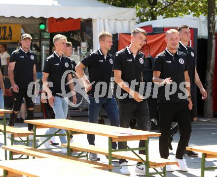 Fussball. Bundesliga. Austria Klagenfurt. Aufstiegsfeier, Mannschaftspraesentation.  Tim Maciejewski, Benjamin Hadzic, Florian Jaritz. Klagenfurt, am 10.7.2021.
Foto: Kuess
www.qspictures.net
---
pressefotos, pressefotografie, kuess, qs, qspictures, sport, bild, bilder, bilddatenbank