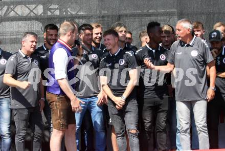 Fussball. Bundesliga. Austria Klagenfurt. Meisterfeier. Mannschaftspraesentation. Matthias Imhof, Christian Rosenzopf, Fabian Miesenboeck, Trainer Peter Pacult . Klagenfurt, am 10.7.2021.
Foto: Kuess
www.qspictures.net
---
pressefotos, pressefotografie, kuess, qs, qspictures, sport, bild, bilder, bilddatenbank