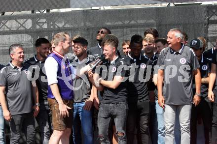 Fussball. Bundesliga. Austria Klagenfurt. Meisterfeier. Mannschaftspraesentation. Matthias Imhof, Christian Rosenzopf, Fabian Miesenboeck,Trainer Peter Pacult . Klagenfurt, am 10.7.2021.
Foto: Kuess
www.qspictures.net
---
pressefotos, pressefotografie, kuess, qs, qspictures, sport, bild, bilder, bilddatenbank