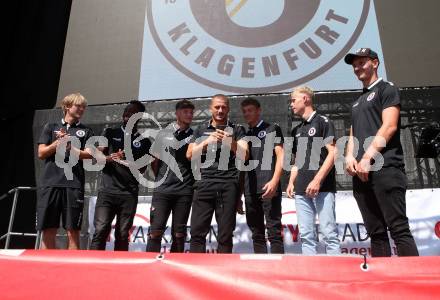 Fussball. Bundesliga. Austria Klagenfurt. Aufstiegsfeier, Mannschaftspraesentation. Thomas Roberts, Gloire Amanda, Tim Koestenbauer,  Turgay Gemicibasi, David Puntigam, Hubert Griesebner, Nicolas Wimmer. Klagenfurt, am 10.7.2021.
Foto: Kuess
www.qspictures.net
---
pressefotos, pressefotografie, kuess, qs, qspictures, sport, bild, bilder, bilddatenbank