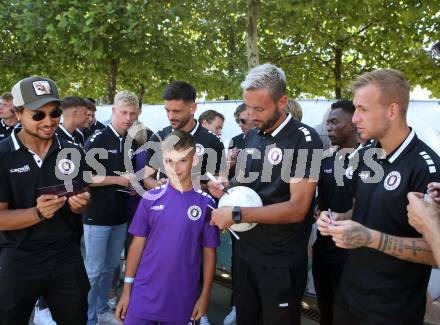 Fussball. Bundesliga. Austria Klagenfurt. Aufstiegsfeier. Mannschaftspraesentation. Maximiliano Moreira, Darijo Pecirep, Markus Pink, Florian Jaritz  . Klagenfurt, am 10.7.2021.
Foto: Kuess
www.qspictures.net
---
pressefotos, pressefotografie, kuess, qs, qspictures, sport, bild, bilder, bilddatenbank